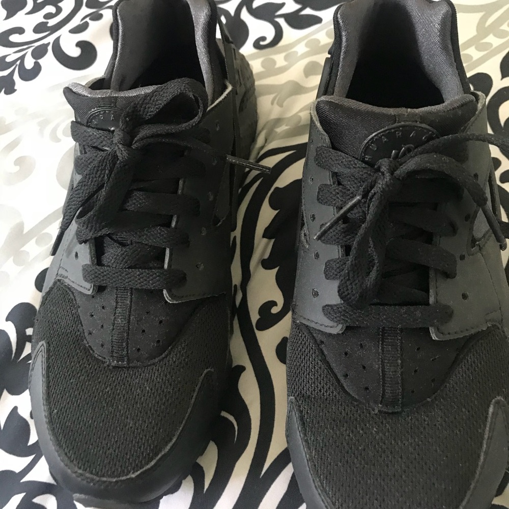 7 YOUTH Nike Rosche shoes